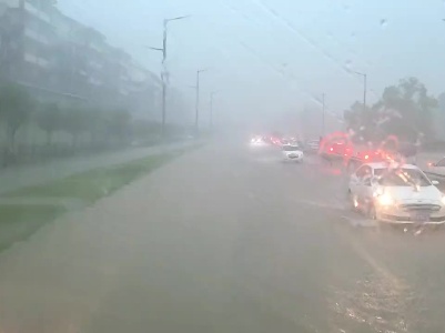 宜春暴雨50多人被困车内 消防员背运紧急转移群众