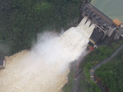 新一轮强降雨来袭  赣州上犹江水库继续开闸泄洪