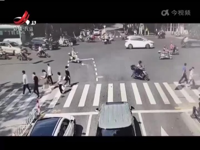上饶：考生走错考点 交警紧急护送