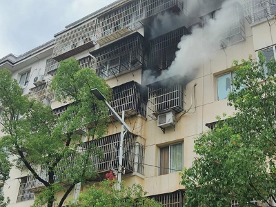 萍乡一居民房发生火灾 消防员迅速出动救援