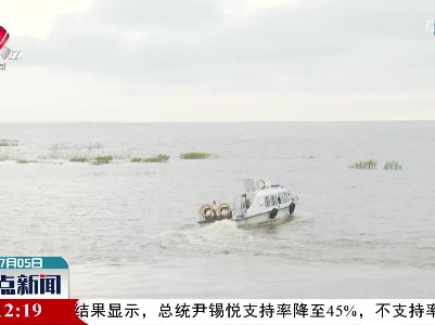 白鹤滞留南矶湿地 密切监测让其安全栖息