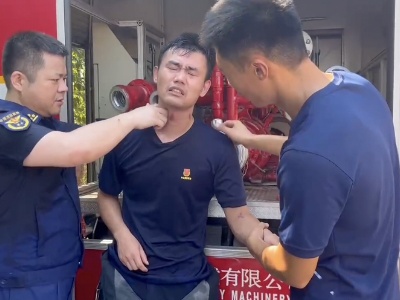 消防员高温灭火后中暑，队友秒变“中医”给他刮痧！