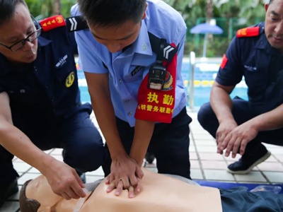 “警”防溺水 “救”在身边 萍乡开发公安开展溺水救援训练