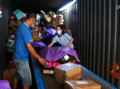 社会传真20220717 与高温和时间“较劲”的快递员