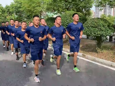“战”酷暑，新训消防员不惧“烤”验！