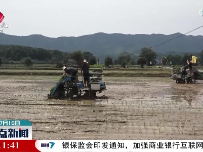 江西首批自主研发生产的高速插秧机亮相