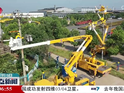 高温“烤”验 电力工人带电作业检修设备