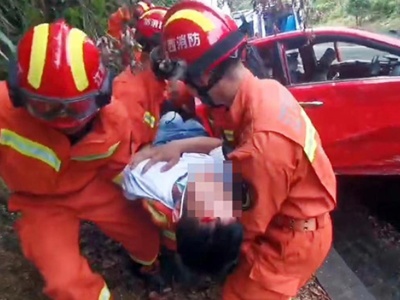 江西萍乡：三车相撞一人被困 消防破拆救援
