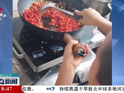 厉害！他炒菜翻锅颠勺行云流水