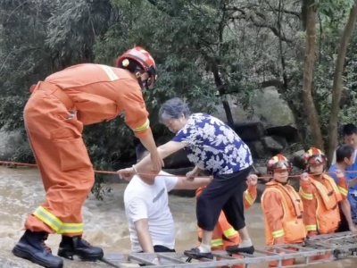 强降雨致景区道路被淹23名游客被困 消防搭梯转移