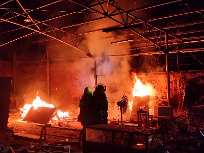 吉安吉州：木材厂夜晚起火 里面还有氧气瓶和煤气罐