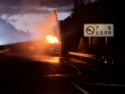 大货车高速起火不时伴有爆炸声  6吨废旧电池被烧毁