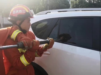 1岁幼儿被锁车内  消防员紧急破窗救人

