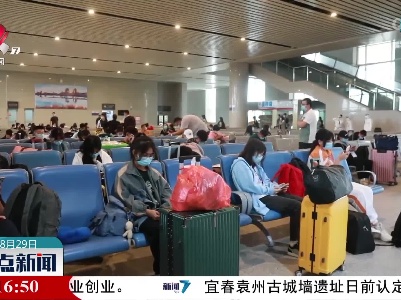 新疆开行多趟专列送学生入学返校