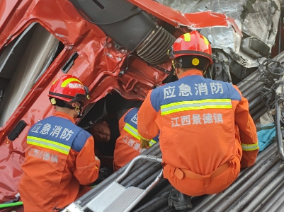 江西乐平：货车急刹满车钢筋位移  驾驶室瞬间被压扁