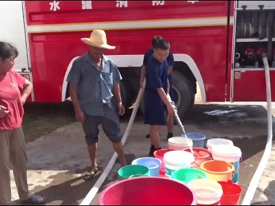 持续干旱村民饮水困难 消防员送水上门“解渴”