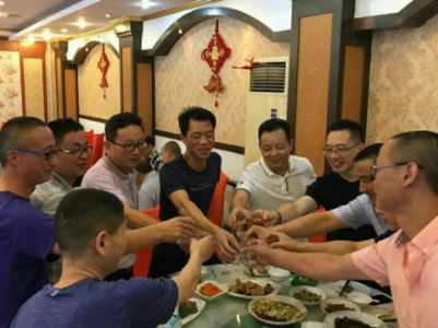 热评丨“男女分桌”引热议  请尊重各地不同风俗