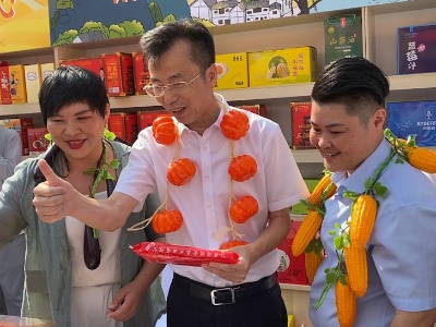 南昌副市长为江西米粉点赞 上百种产品齐聚湾里庆丰收