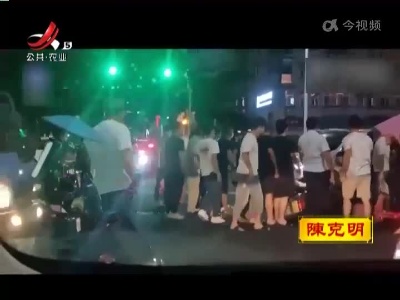 男子被压车底 10多人出手抬车