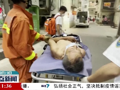 赣州：老人手臂被卡卫生间 消防紧急救援