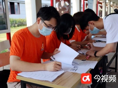以心迎新，点亮那一抹党员红