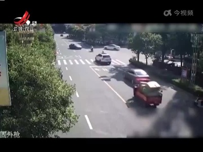 糊涂父亲开天窗“晒娃” 被群众举报