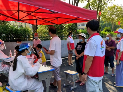同心“战疫” 共待花期 ——直击封控小区的温情守望