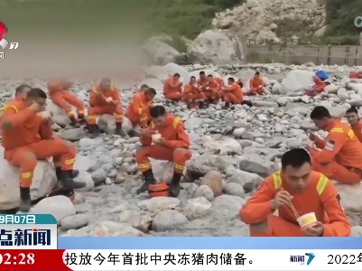 【关注四川泸定地震】我送你温暖 “家里人做的饭，我们负责送”