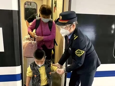 南昌-广州：老人单独带孩子乘车  列车员主动服务