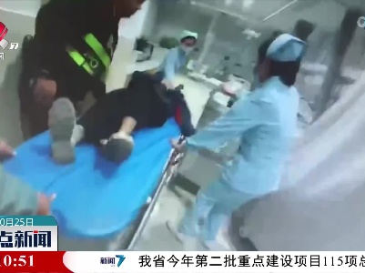 女学生突发疾病 民警护送就医