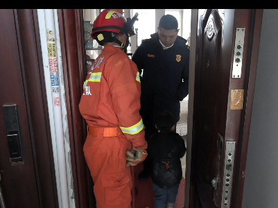 九江：1岁幼童误将自己反锁家中，消防员13分钟破门救援