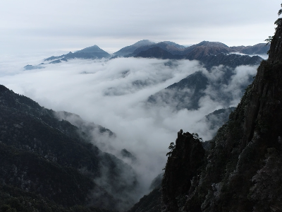 江西安福：高山起雾凇 水墨羊狮慕