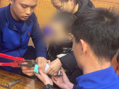 上饶广丰：儿童手指被卡 消防暖心救援