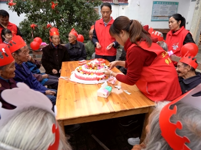 江西万安：敬老爱老 为高龄老人举办集体生日