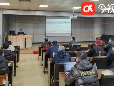 在深学细悟中坚定理论自信
