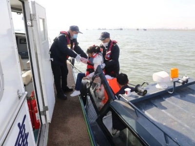 4名儿童1名成人江中遇险，九江海事成功救助