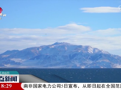 新疆赛里木湖迎来最美冬景