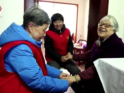 “洲上大妈”来敲门 解决老人烦心事