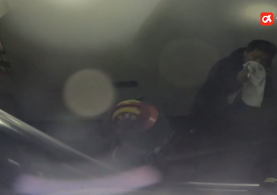 宾馆起火3人被困  第一视角看消防员火场救人