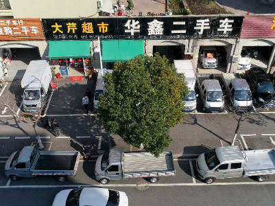江西上饶：二手车长期占用公共资源 市民盼公共车位回归“本位”
