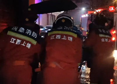 男子突发疾病差点晕厥  消防“闪电”救援