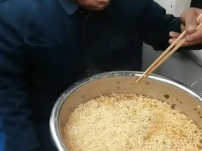 热评丨看农民工大哥炫泡面，更要看到背后的辛苦