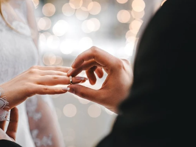 热评丨让年轻一代“结得起婚”“结得舒心”