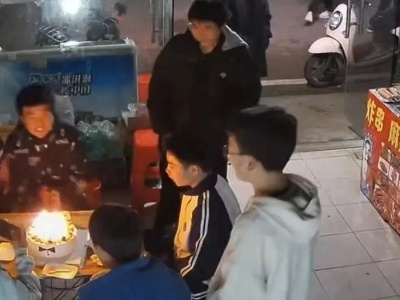 9名中学生花18元在小吃店过生日，老板一个举动引人泪目：想到了年少的自己