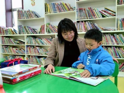 吉安：这个周末 学生娃扎堆图书馆