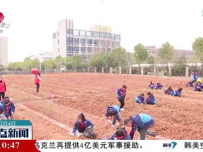【传承雷锋精神】新余：菜地干农活 助农“小雷锋”