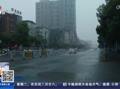 宜春高安：暴雨导致城区内涝 交警部门全力保通畅