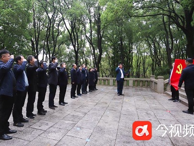 江西科技师范大学举行“缅怀革命先烈  赓续红色血脉”清明节祭扫活动