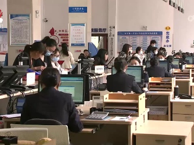 主动靠前服务 线下线上联动 提升政务服务效能
