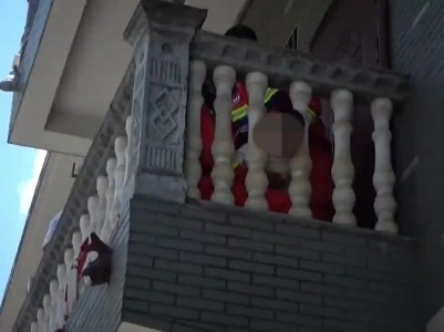 江西景德镇：幼童头部被卡 消防巧妙施救